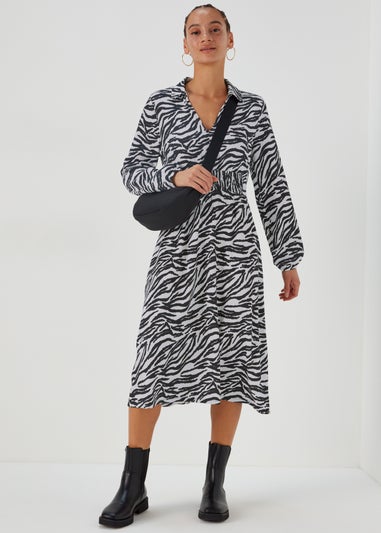 Papaya Petite Black Zebra Print Long Sleeve Crinkle Midi Dress