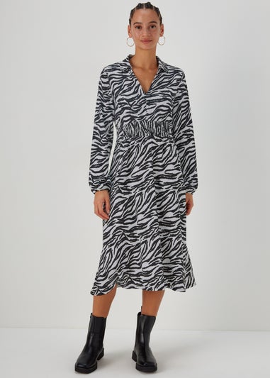 Papaya Petite Black Zebra Print Long Sleeve Crinkle Midi Dress