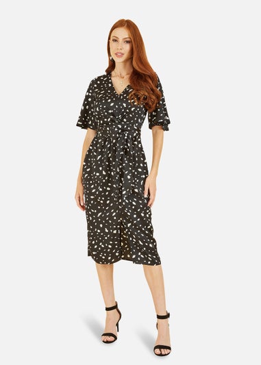 Yumi Dash Print Satin Kimono Sleeve Wrap Dress In Black