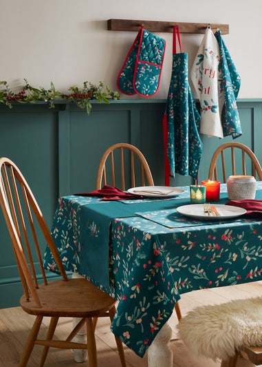 Catherine Lansfield Christmas Holly and Mistletoe Cotton Table Cloth (137x178 cm)