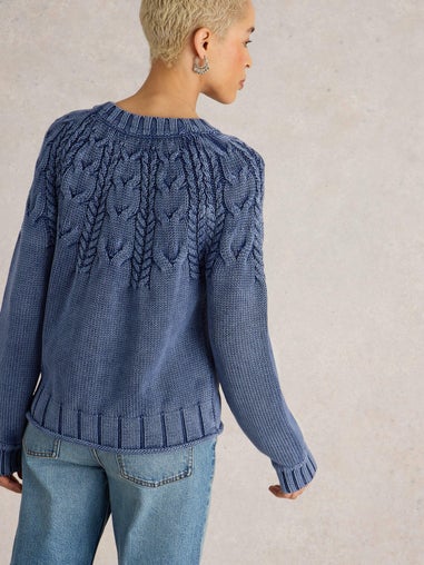 Pullover mit Zopfstrickmuster