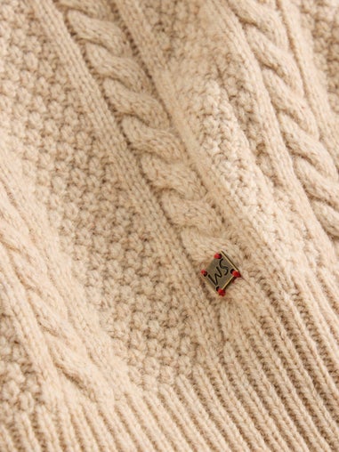 Norwegerpullover mit Zopfstrickmuster