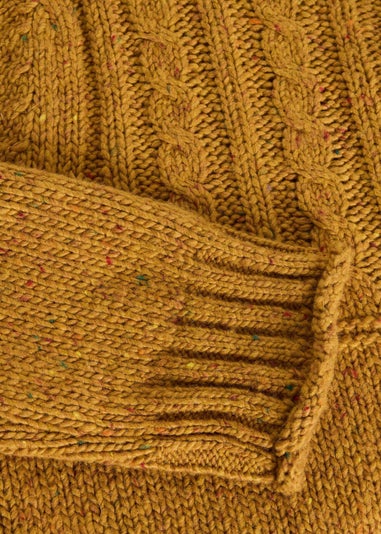 Pullover mit Zopfstrickmuster