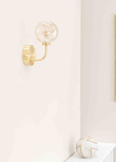 ValueLights Chessy  Gold Wall Light with Gold Globe Shade (20cm x 14cm x 10cm)