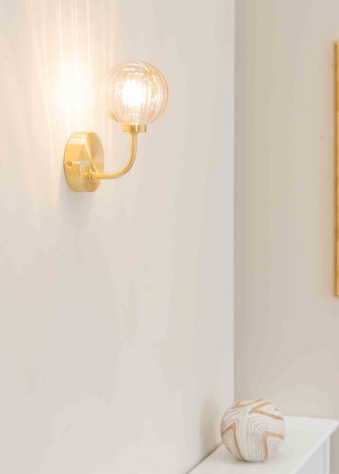 ValueLights Chessy  Gold Wall Light with Gold Globe Shade (20cm x 14cm x 10cm)