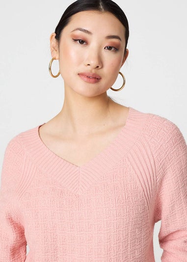 Izabel London Pink Textured V-Neck Relaxed Curve Hem Jumper