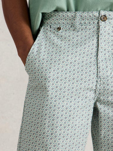 Chinoshorts mit Geoprint