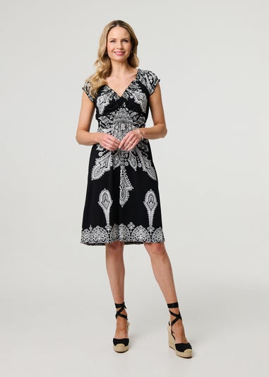 Izabel London Black Printed Shirred Cap Sleeve Knee Length Dress
