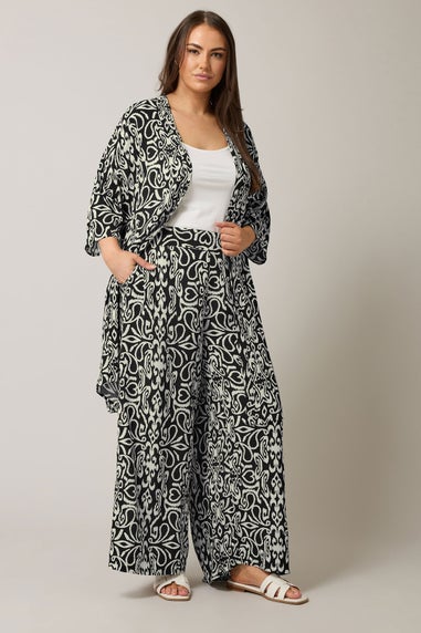 Evans Curve Black & White Abstract Print Kimono