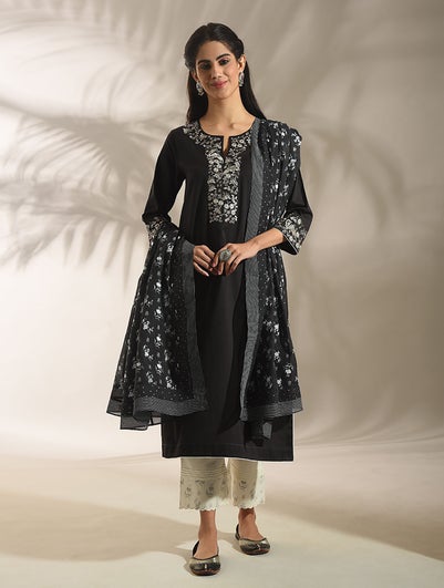 Women Black Cotton Round Neck Regular Fit Kurta - M