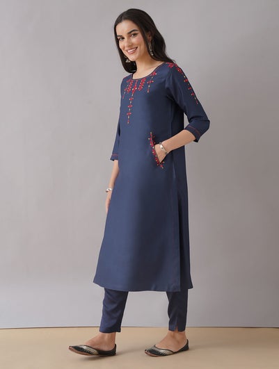 Women Navy Blue Silk Blend Hand Embroidery Round Neck Straight Fit Kurta - L