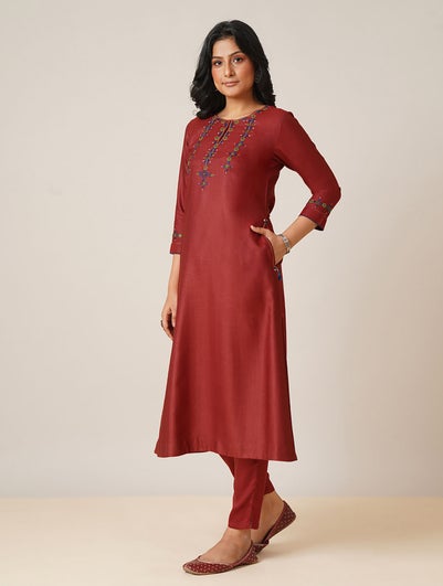 Women Red Silk Blend Hand Embroidery Round Neck Straight Fit Kurta - XL