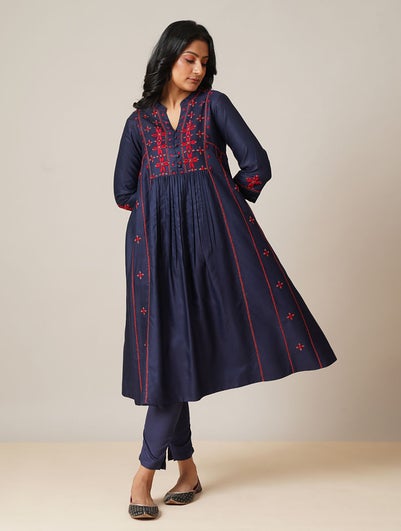 Women Navy Blue Silk Blend Hand Embroidery Round Neck Loose Fit Kurta - XS