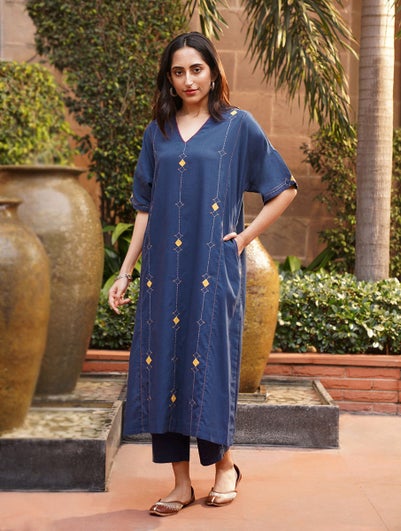 Women Indigo Blue Cotton Applique V Neck Regular Fit Kurta