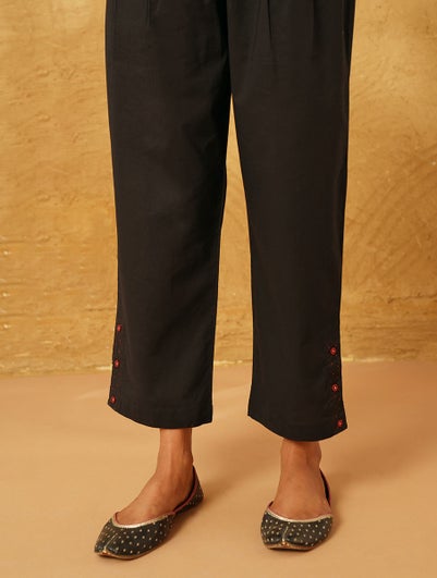 Women Black Cotton Solid Ankle Length Regular Fit Pant