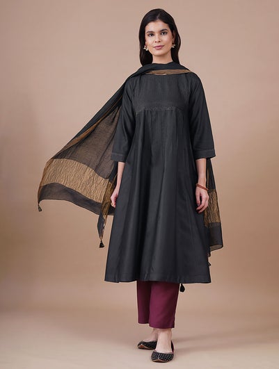 Women Black Silk Blend Round Neck Regular Fit Kurta - S