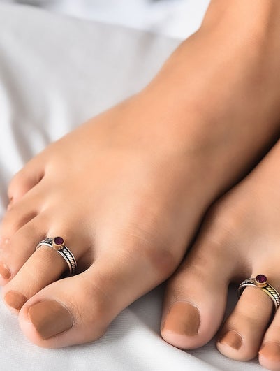 Women Dual Tone Silver Toe Ring With Cut Stone (Pair)