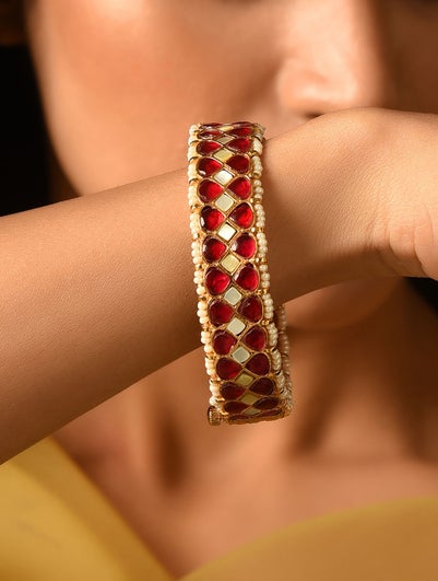 Women Red Gold Tone Pachi Kundan Bangle With Mother Of Pearls - 2/5