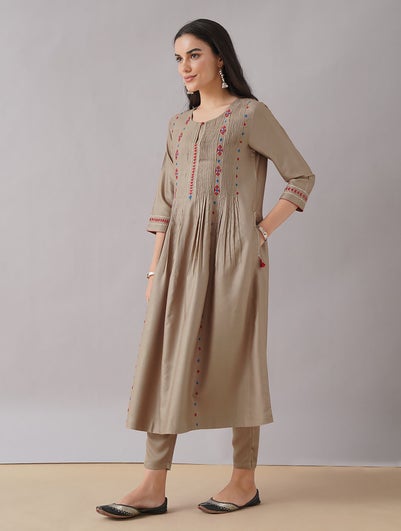 Women Beige Brown Viscose Embroidered Round Neck Loose Fit Kurta