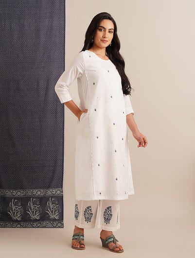 Women White Cotton Round Neck Straight Fit Kurta