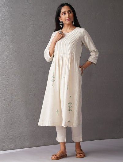 Women White Cotton Embroidered Round Neck Loose Fit Kurta