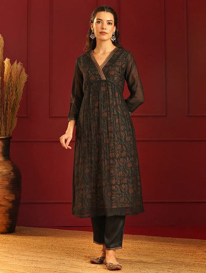 Women Black Cotton Silk Block Print V Neck Flared Kurta - L