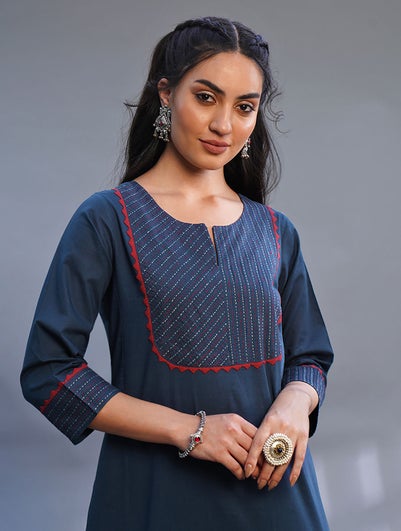 Women Navy Blue Cotton Applique Round Neck Regular Fit Kurta - XS