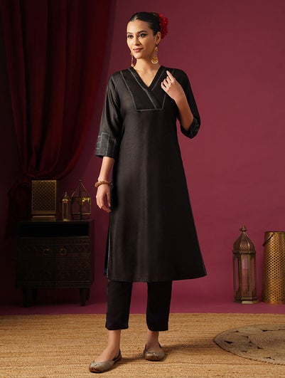 Women Black Viscose Silk Kantha V Neck Straight Fit Kurta - M