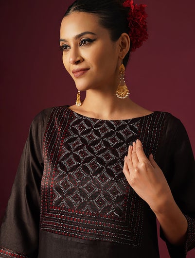 Women Black Viscose Silk Kantha Round Neck Straight Fit Kurta - S