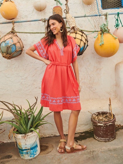Anna Besticktes Kleid
