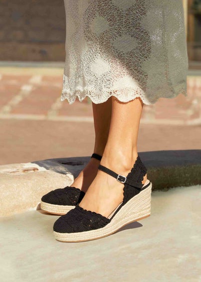 Linzi Riviera Black Woven Closed Toe Espadrille Wedge