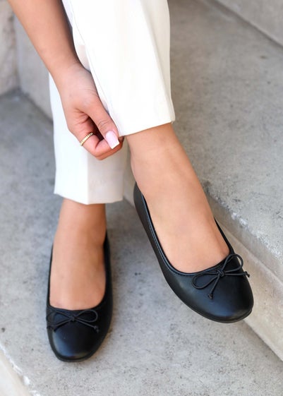 Linzi Este Black Faux Leather Pump