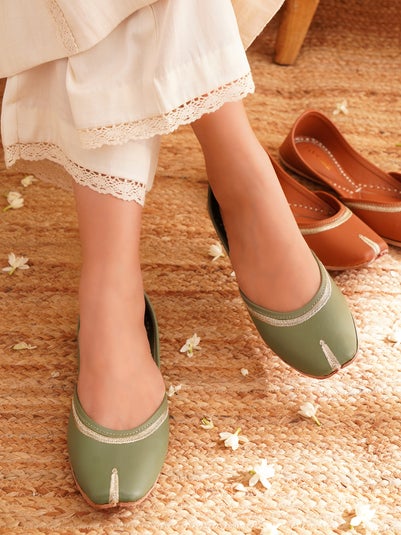 Women Green Leather Solid Closed Back Juttis