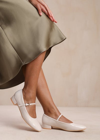 Where's That From Cream Minsk Low Heel With Buckle Detail