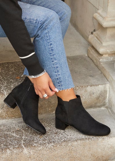 Linzi Manor Black Faux Suede Block Heeled Ankle Boot