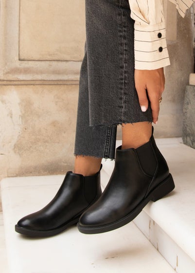 Linzi Karina Black Faux Leather Classic Chelsea Boot