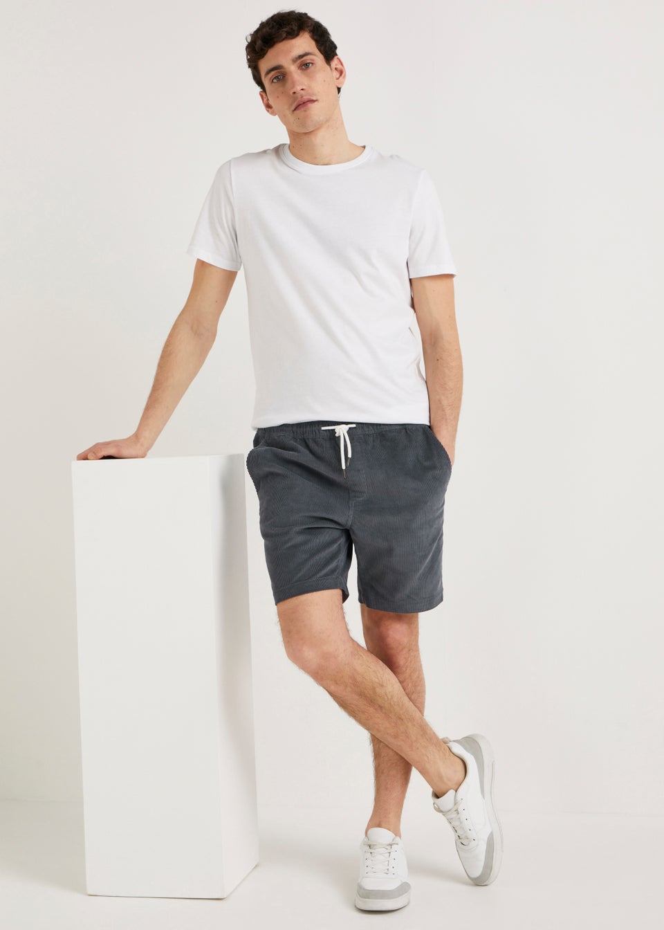 Dark grey shorts mens outfit best sale