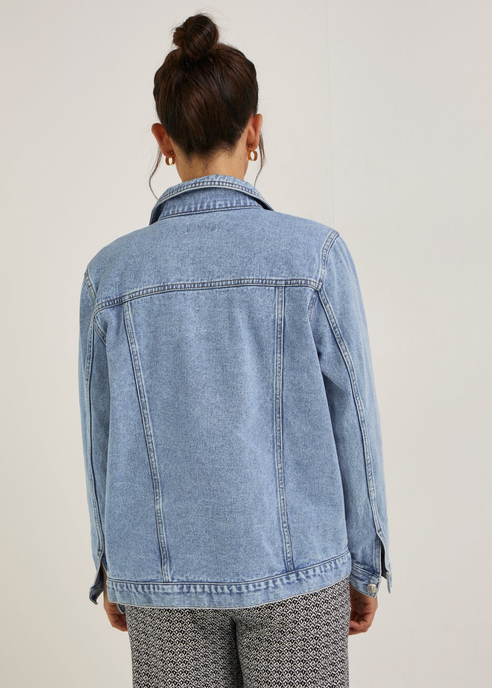 Female oversized denim jacket discount