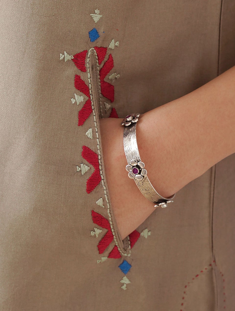 Women Beige Embroidered Silk Viscose Kurta With Pockets - XS