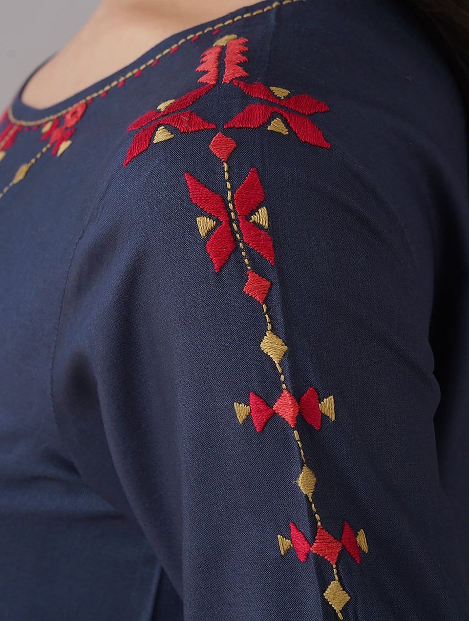 Women Navy Blue Silk Blend Hand Embroidery Round Neck Straight Fit Kurta - XL