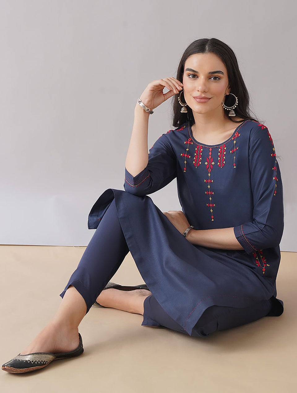 Women Navy Blue Silk Blend Hand Embroidery Round Neck Straight Fit Kurta - XL