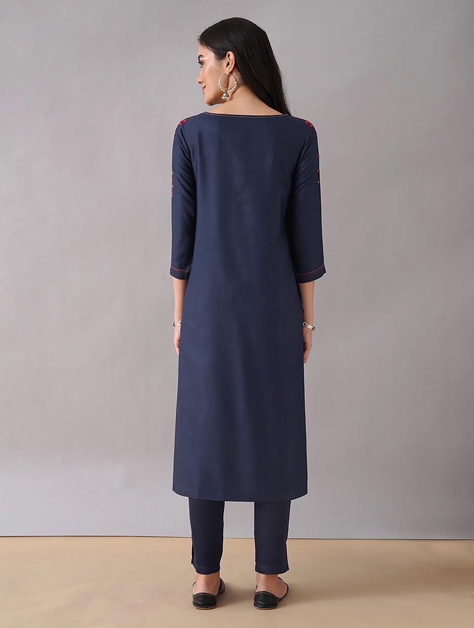 Women Navy Blue Silk Blend Hand Embroidery Round Neck Straight Fit Kurta - XL