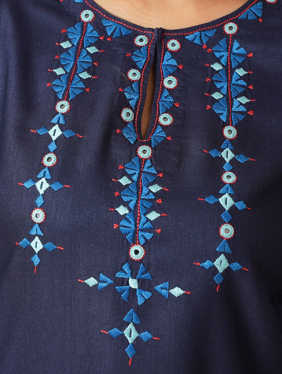 Women Blue Embroidered Silk Viscose Kurta With Pockets