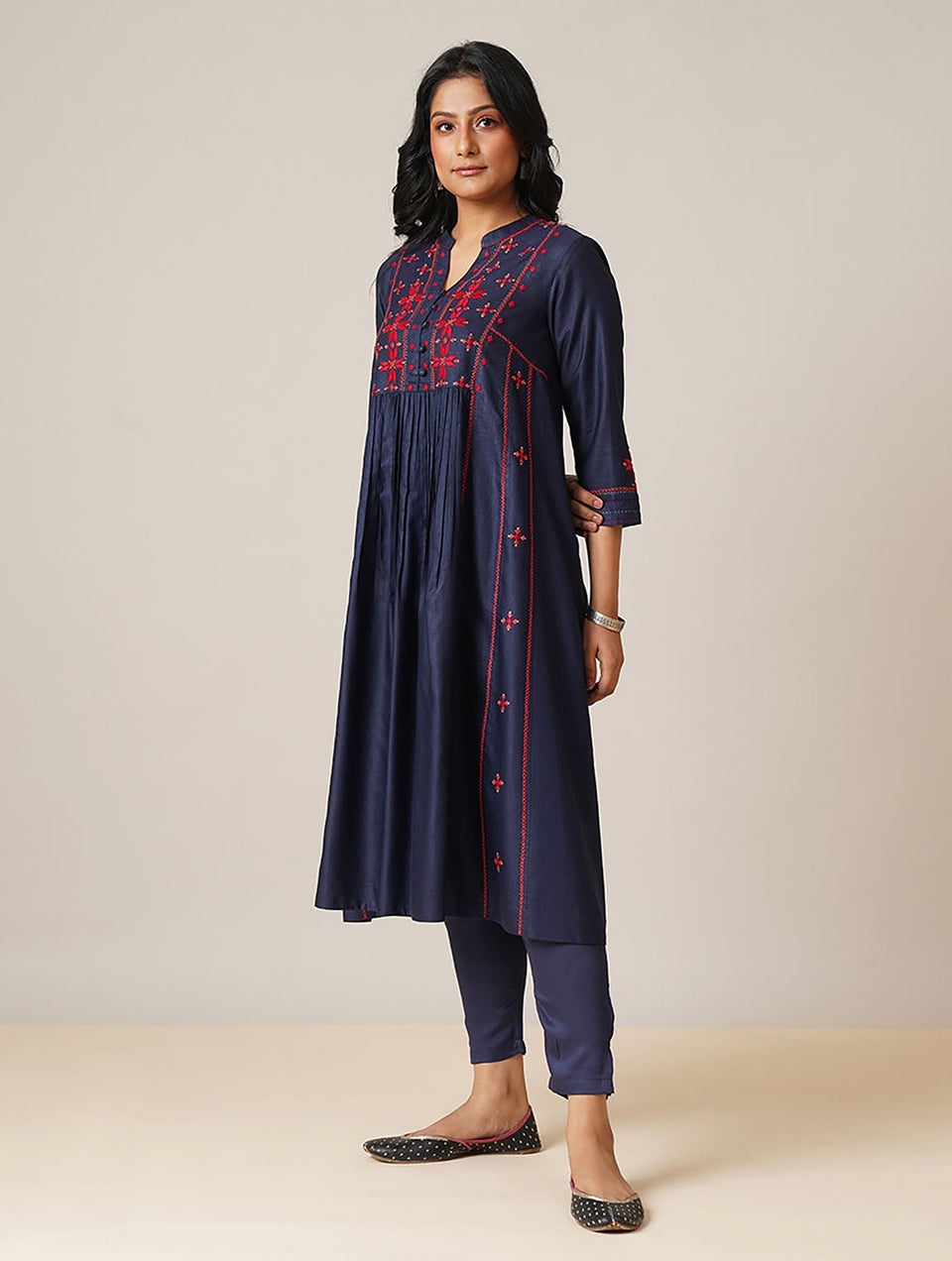 Women Navy Blue Silk Blend Hand Embroidery Round Neck Loose Fit Kurta - XS