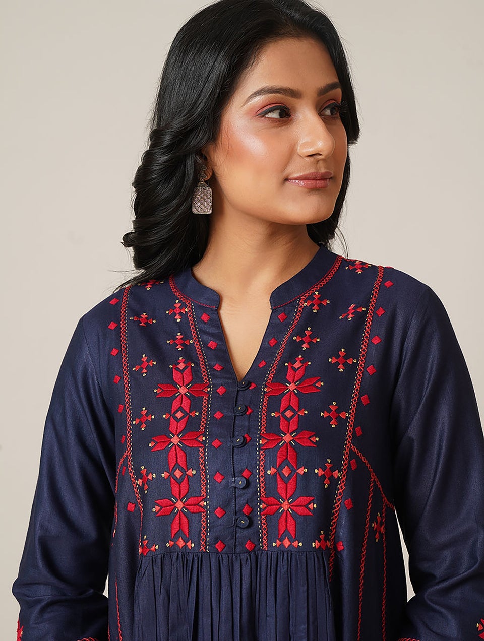 Women Navy Blue Silk Blend Hand Embroidery Round Neck Loose Fit Kurta - XS
