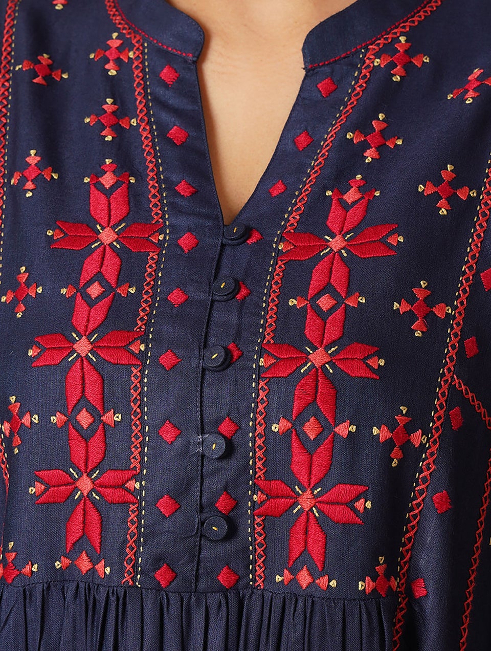 Women Navy Blue Silk Blend Hand Embroidery Round Neck Loose Fit Kurta - XS