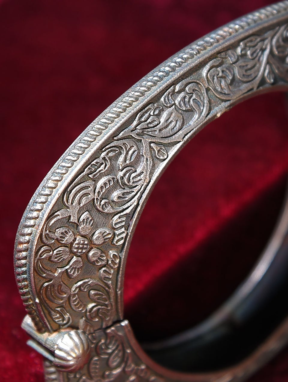 Women Silver Tone Tribal Openable Bangle