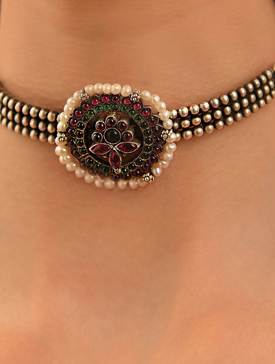 Women Red Green Kempstone Encrusted Silver Choker Necklace With Pearls