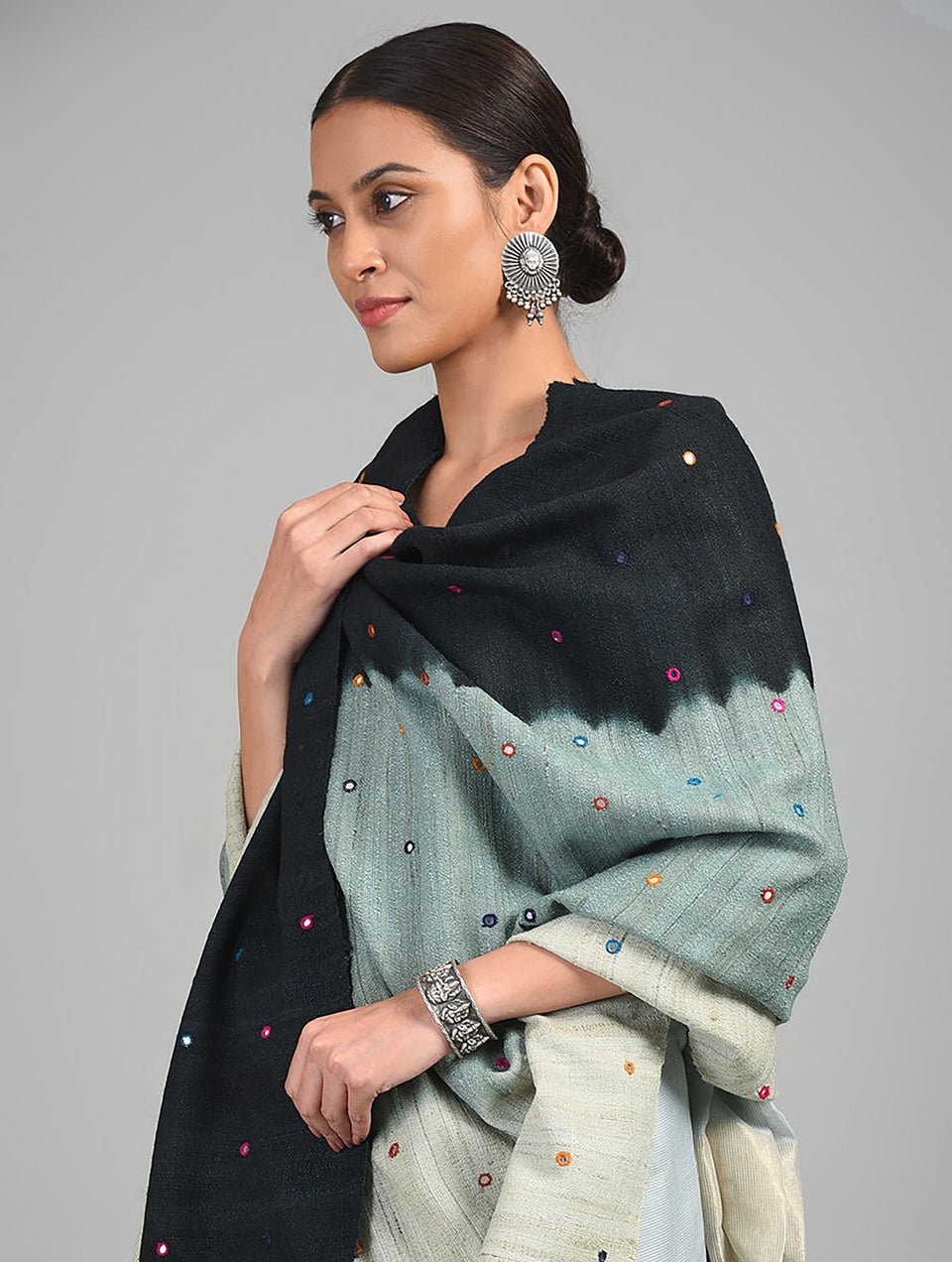 Women Black-Grey Handwoven Bhujodi Wool Shawl