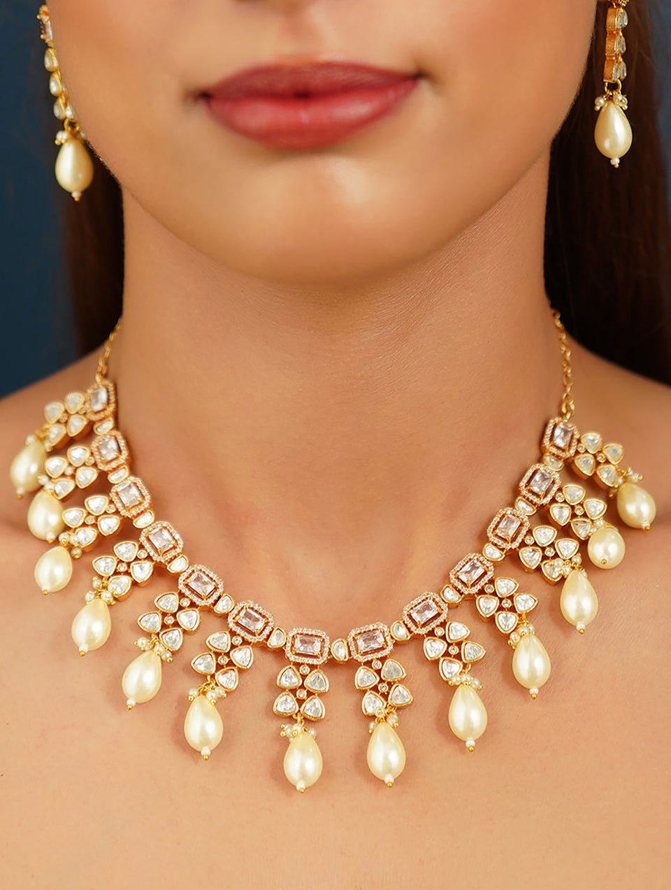 Women Gold Tone Necklace With Earring